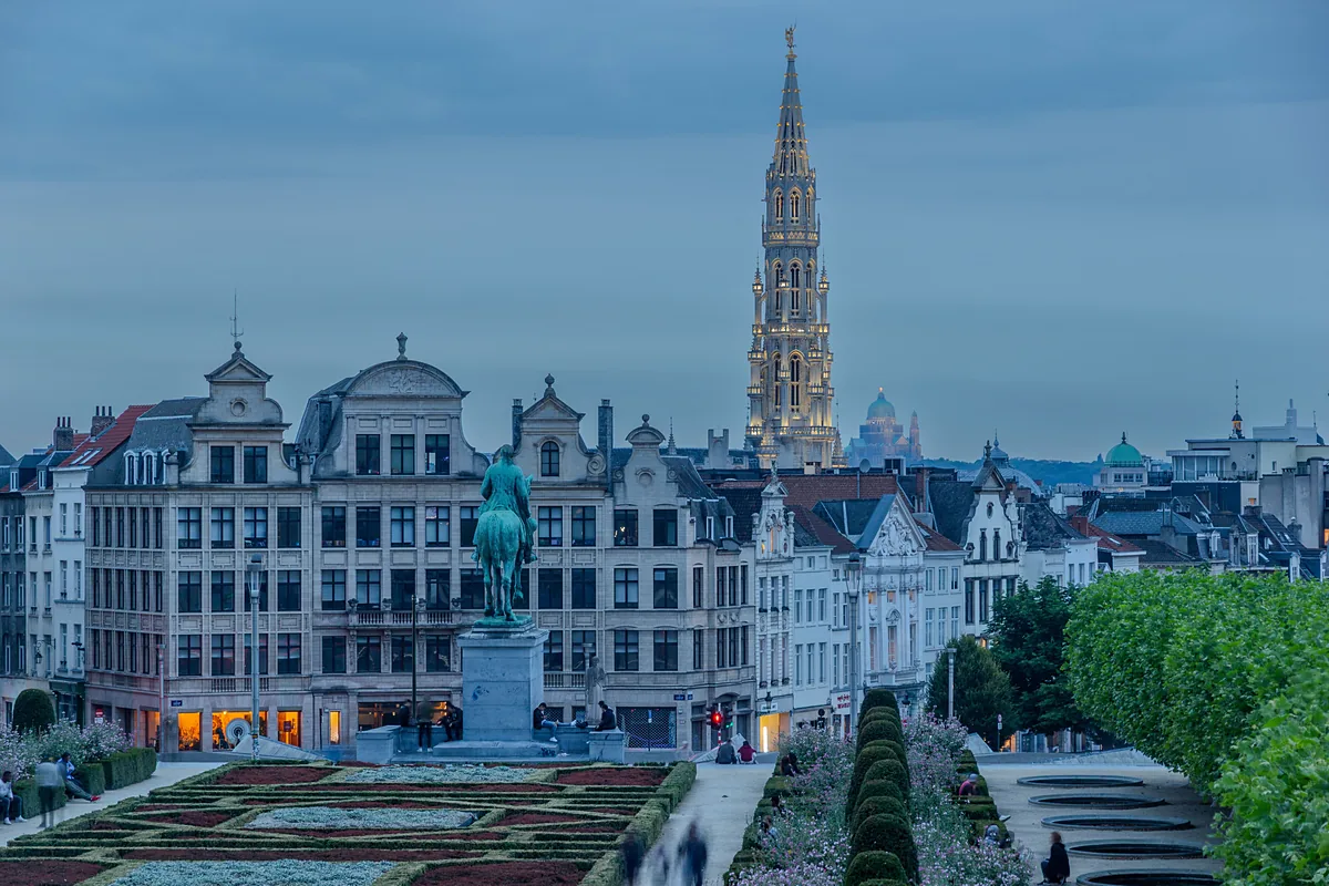 Mont des Arts au crépuscule et flèche de l'Hôtel de Ville : zone d'intervention pour le nettoyage à Bruxelles