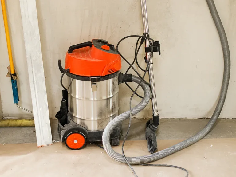 Nettoyage de fin de chantier : aspirateur eau et poussière inox sur un sol protégé, murs bruts après travaux