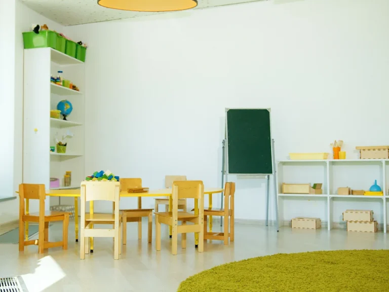 Nettoyage de crèche à Bruxelles : salle de jeux rangée, petite table jaune et chaises en bois à hauteur d'enfant
