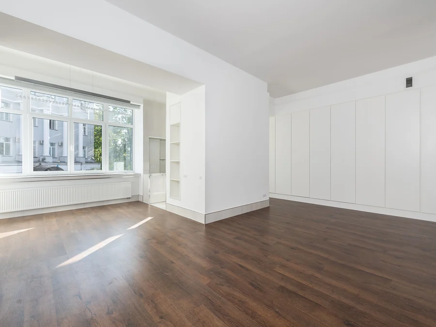 Appartement vide et lumineux nettoyé pour une fin de bail, placards blancs et parquet propre, prêt pour l'état des lieux
