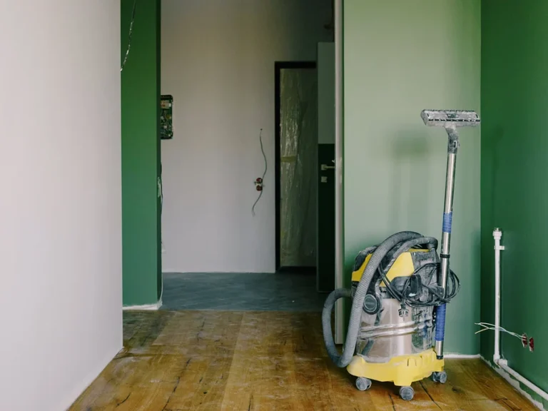 Nettoyage fin de chantier : aspirateur eau et poussière sur le parquet d'un appartement rénové