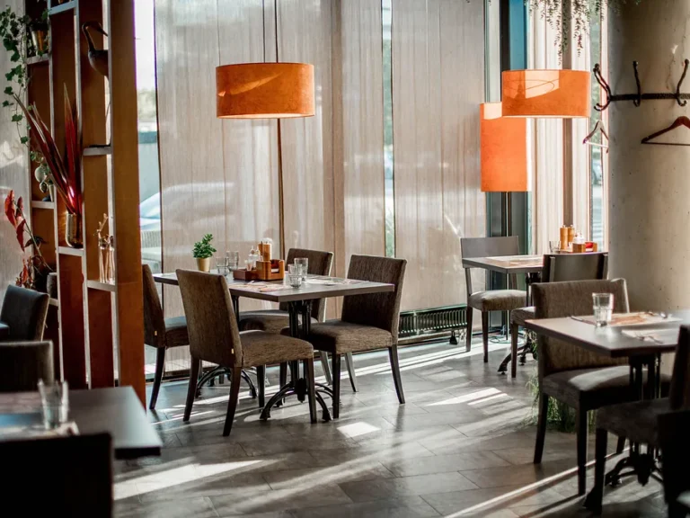 Nettoyage de restaurant à Bruxelles : salle lumineuse aux tables dressées avant l'ouverture